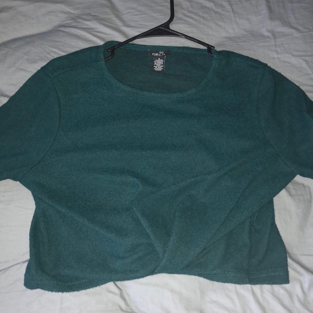 Emerald cropped tee with flowy long sleeves